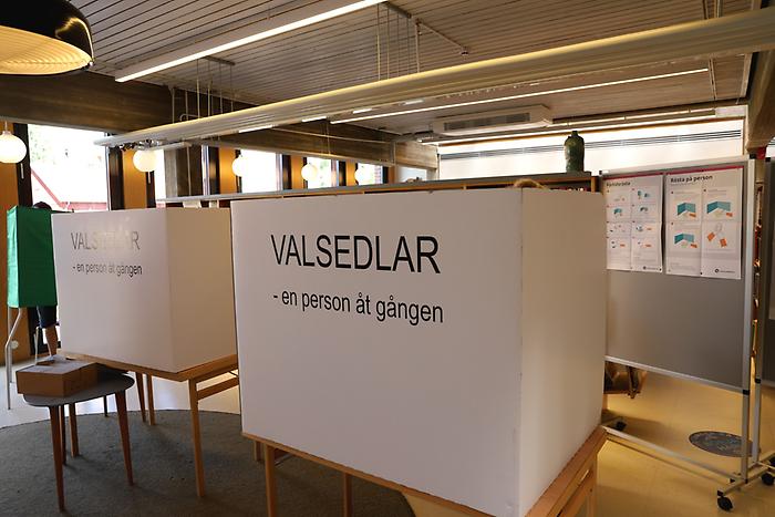 Bild på en skylt där det står att det går att hämta valsedlar.